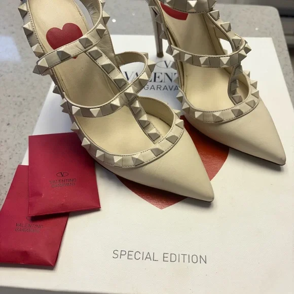 Valentino Garavani Rockstud Ivory Studded Heels Special Edition - Picture 1 of 9